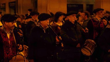 24 Aralık 2022 'de Pamplona Navarra şehrinde düzenlenen festival alayı. basque ülkesi