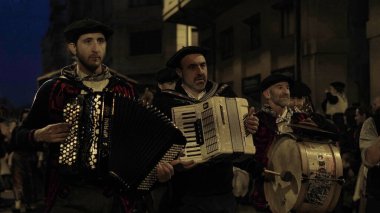 24 Aralık 2022 'de Pamplona Navarra şehrinde düzenlenen festival alayı. basque ülkesi