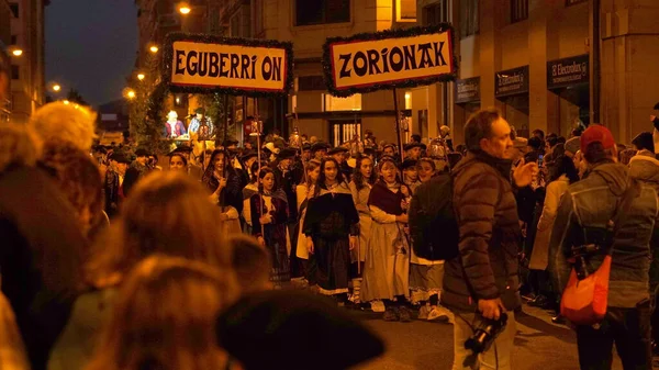 24 Aralık 2022 'de Pamplona Navarra şehrinde düzenlenen festival alayı. basque ülkesi