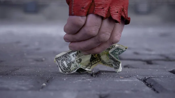 Грязная Рука Красной Перчатке Бедный Парень Берет Однодолларовую Купюру Земли — стоковое фото