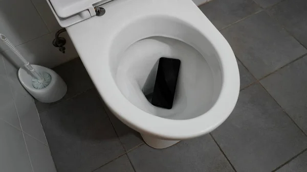 手机在厕所里 电话掉到马桶中央了 — 图库照片