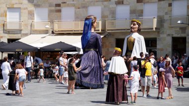    Bario partisi Mutilva (Navarra) 25 Haziran 2023. Plaza Mutiloa 'da devlerin dansı                                                    