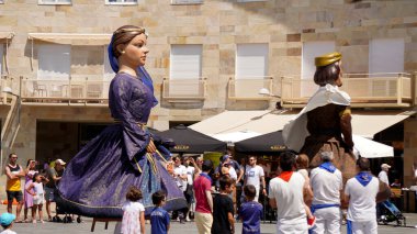    Bario partisi Mutilva (Navarra) 25 Haziran 2023. Plaza Mutiloa 'da devlerin dansı                                                    