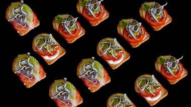           Kesme tahtasında çiğ et parçaları, siyah arka planda, yanlarda kiraz süslemesi.                       