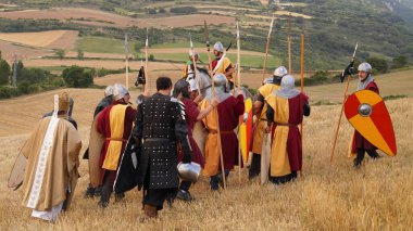       Kralın piyadeleri Sancho Garcs, savaş alanında. Waldehunker Savaşı 'nın dramatik canlandırması. Muez (Navarre) İspanya. 1 Temmuz 2023                              