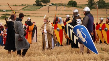        Kral Sancho Garces 'ın şövalyeleriyle birlikte bir rahip şehre saldırmama pazarlığı yapıyor. Waldehunker Savaşı 'nın dramatik canlandırması. Muez (Navarre) İspanya. 1 Temmuz 2023                         
