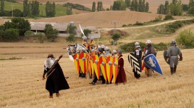    Savaştan önce, Sancho Garces savaş pozisyonunda. Waldehunker Savaşı 'nın dramatik canlandırması. Muez (Navarre) İspanya. 1 Temmuz 2023                                