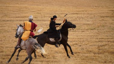  At sırtında savaşan kraliyet savaşçıları: Sancho Garces I de Pamplona ve savaşlar: del Emir CordobesTheatrical Waldehunker Muharebesi 'nin yeniden canlandırılması. Muez (Navarre) İspanya. 1 Temmuz 2023                             