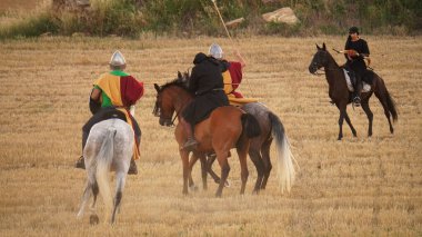                At sırtında savaşan kraliyet savaşçıları: Sancho Garces I de Pamplona ve savaşlar: del Emir CordobesTheatrical Waldehunker Muharebesi 'nin yeniden canlandırılması. Muez (Navarre) İspanya. 1 Temmuz 2023                  