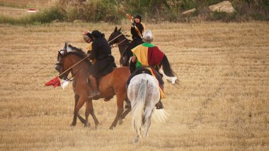        At sırtında savaşan kraliyet savaşçıları: Sancho Garces I de Pamplona ve savaşlar: del Emir CordobesTheatrical Waldehunker Muharebesi 'nin yeniden canlandırılması. Muez (Navarre) İspanya. 1 Temmuz 2023                        