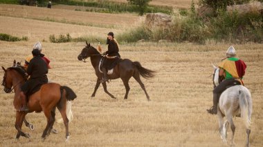      At sırtında savaşan kraliyet savaşçıları: Sancho Garces I de Pamplona ve savaşlar: del Emir CordobesTheatrical Waldehunker Muharebesi 'nin yeniden canlandırılması. Muez (Navarre) İspanya. 1 Temmuz 2023                          
