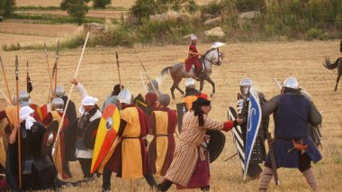          Müslümanlar ve Hıristiyanlar arasındaki savaş anı. Valdejunquera Savaşı. P Navarre, 1 Temmuz 2023                         