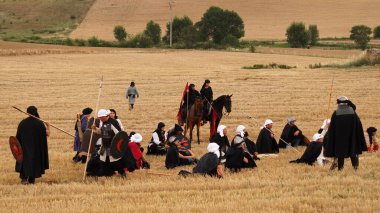         Ortaçağ 'dan kalma Müslüman ordusunun şövalyeleri, Valdejunquera muharebesinin bir kopyası, savaş alanında. Muez (Navarre) İspanya. 1 Temmuz 2023.                           