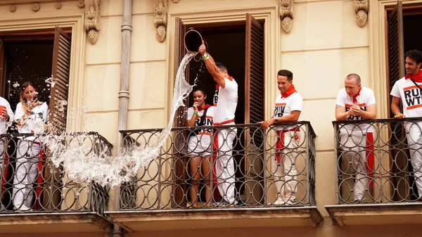                            İnsanlar tatilin açılışı şerefine balkondan su döküyorlar. Şehir: Pamplona (Navarra) Espaa .6 de julio 2023ao    