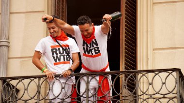                  İnsanlar tatilin açılışı şerefine balkondan su döküyorlar. Şehir: Pamplona (Navarra) Espaa .6 de julio 2023ao              