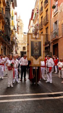    San Fermin alayı. İnsanlar Pamplona Navarre azizlerinin resimlerini taşıyan bayraklar taşıyor. 7 Temmuz 2023                                