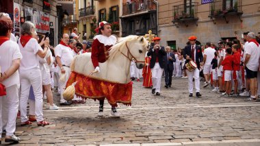     Zaldiko, Gigantes çıkışında insanlara vuruyor. San Fermin Pamplona şenlikleri. NavarreJuly 7, 2023                            