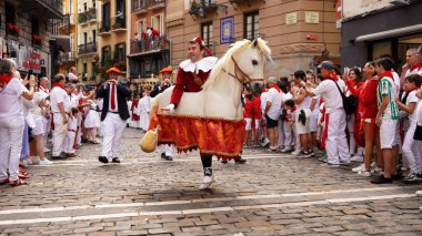     Zaldiko, Gigantes çıkışında insanlara vuruyor. San Fermin Pamplona şenlikleri. NavarreJuly 7, 2023                            