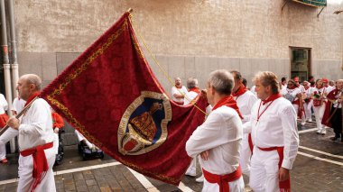    San Fermin alayı. İnsanlar Pamplona Navarre azizlerinin resimlerini taşıyan bayraklar taşıyor. 7 Temmuz 2023                              
