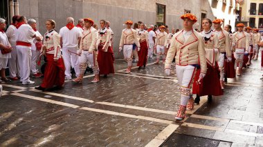        San Fermin alayı. Geleneksel kıyafetler giyen insanlar. Pamplona Navarra. 7 Temmuz, 2023                              