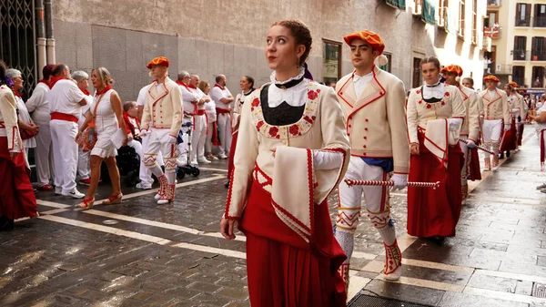 Procesión San Fermín Gente Con Ropa Tradicional Pamplona Navarra Españajulio — Foto de Stock