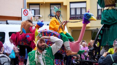       Kral II. Carlos 'un sarayının geçit töreni. Neşeli elfler kasaba halkını eğlendiriyor. Ortaçağ tatili. Şehir: Estella. İspanya. 24 Temmuz 2023                               