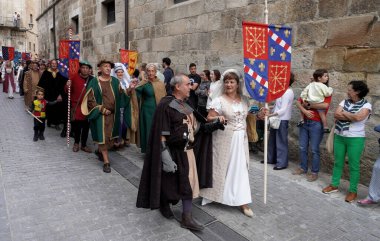         Kral II. Carlos 'un sarayının geçit töreni. Ellerinde Navarre, Fransa 'dan armalı asilzadeler geçidi. Ortaçağ tatili. Şehir: Estella. İspanya. 24 Temmuz 2023                        