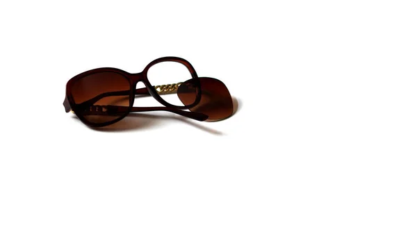 Óculos Sol Quebrados Cor Marrom Fundo Branco — Fotografia de Stock