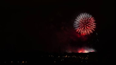           Erripaa 'daki balkondan görülen Sanfermin şenliklerinde havai fişekler. Pamplona İspanya                      