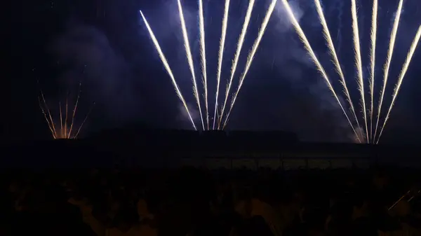 サンフェルミンのお祭りで花火を見ている人々 パンプローナ ナバラ スペイン — ストック写真
