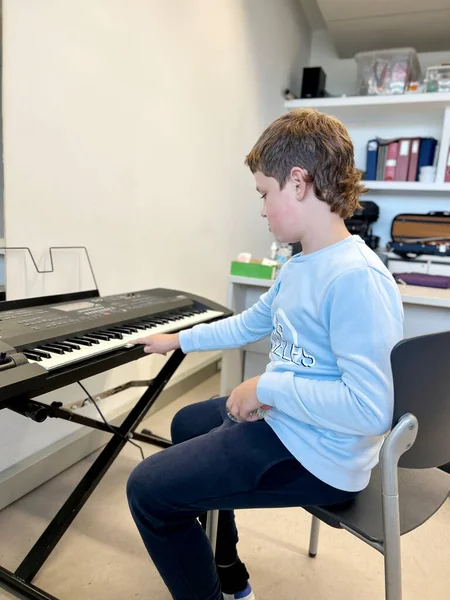 boy playing piano, music therapy for children with autism