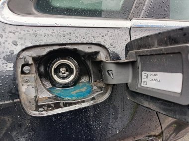 Benzin deposu açık, üzerine benzin dökülmüş.