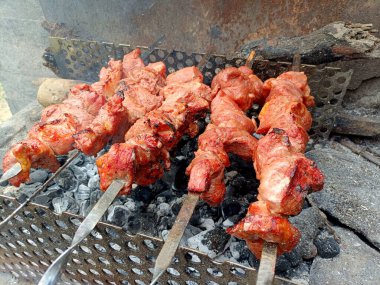 Sulu et parçaları, bir çubuk takılır, ateşte kızartılır.