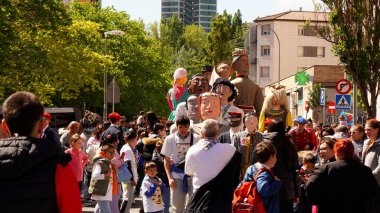      San Jorge Giants Pamplona sokaklarında dans ediyor, komşu festivallerde. Pamplona, İspanya, 28 Nisan 2024                          