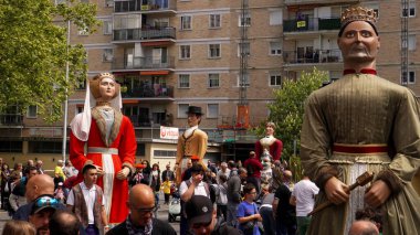      San Jorge Giants Pamplona sokaklarında dans ediyor, komşu festivallerde. Pamplona, İspanya, 28 Nisan 2024                          