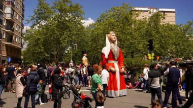      San Jorge Giants Pamplona sokaklarında dans ediyor, komşu festivallerde. Pamplona, İspanya, 28 Nisan 2024                          