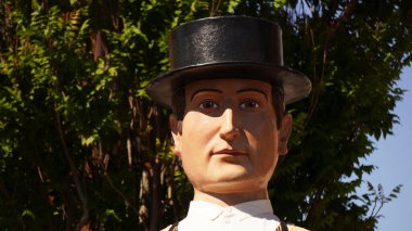     San Jorge devleri Pamplona sokaklarında yürüyor, komşu festivallerde. Pamplona, İspanya, 28 Nisan 2024                           