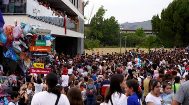        Şehir şenliğinin açılışı şerefine belediye binası yakınlarında büyük bir kalabalık. Sarriguren Spainen 6 Haziran 2024                                  