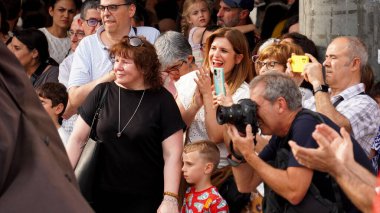          İnsanların duyguları, dev bebeklerin dans edişini izlemek. Şehir Festivali: Sarriguren İspanya 6 Haziran 2024                             