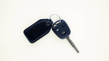         Arabanın anahtarı. Kırık bir düğmesi var. Beyaz bir arkaplanda.                        