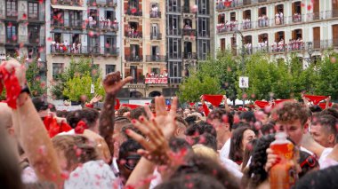      İnsanlar şehrin merkez meydanına şarap döker. Tatilin açılışı: San Fermin, Pamplona İspanya 'da 6 Haziran 2024                                   