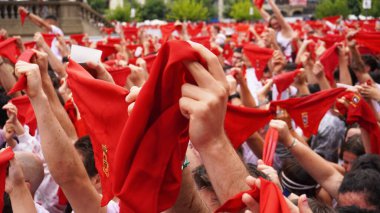            La gente sostiene pauelos rojos con las manos levantadas. Inauguracin en  las fiestas de San Fermn, en la ciudad de Pamplona, Espaa. 6 de junio  2024                                                  clipart