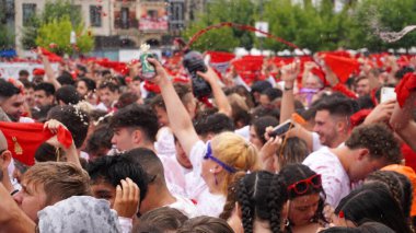      İnsanlar şehrin merkez meydanına şarap döker. Tatilin açılışı: San Fermin, Pamplona İspanya 'da 6 Haziran 2024                                   