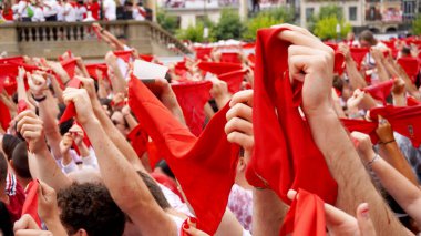            La gente sostiene pauelos rojos con las manos levantadas. San Fermn 'in açılış töreni, en la ciudad de Pamplona, Espaa. 6 de junio 2024                                                 
