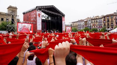            La gente sostiene pauelos rojos con las manos levantadas. San Fermn 'in açılış töreni, en la ciudad de Pamplona, Espaa. 6 de junio 2024                                                 