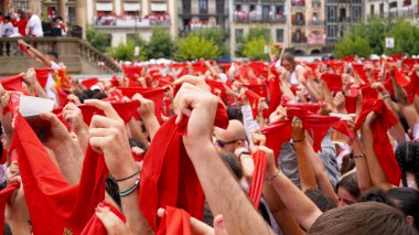            La gente sostiene pauelos rojos con las manos levantadas. San Fermn 'in açılış töreni, en la ciudad de Pamplona, Espaa. 6 de junio 2024                                                 