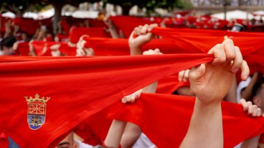            La gente sostiene pauelos rojos con las manos levantadas. Inauguracin en  las fiestas de San Fermn, en la ciudad de Pamplona, Espaa. 6 de junio  2024                                                  clipart