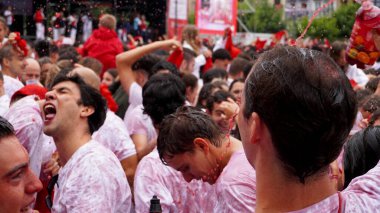      İnsanlar şehrin merkez meydanına şarap döker. Tatilin açılışı: San Fermin, Pamplona İspanya 'da 6 Haziran 2024                                   