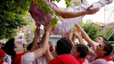              Festivalin açılışı şerefine San Fermn 'de bir insan topluluğu tarafından havaya atılmak. Pamplona Navarra İspanya 6 Haziran 2024                              