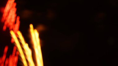          Koyu arkaplan, alevli çizgiler, sol tarafta kırmızı ve sarı.                           